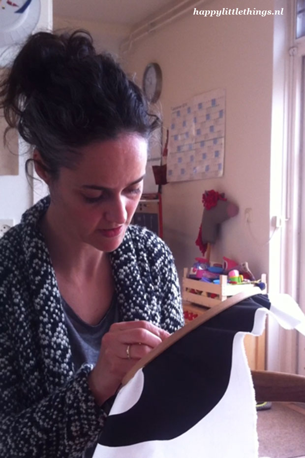Oprichtster Nicola Kloosterman ontwerpt, illustreert, naait, borduurt en zeefdrukt voor allerlei soorten klanten en natuurlijk ook voor haar eigen label Soetwaer